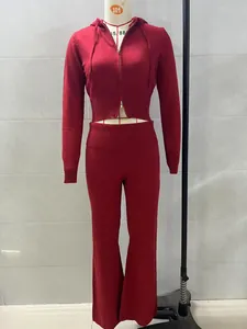 Completo in maglia rossa due pezzi con felpa con cappuccio corta e pantaloni a zampa.