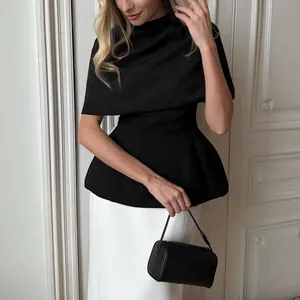 Haut péplum noir élégant avec châle amovible, présenté avec style sur un mannequin.