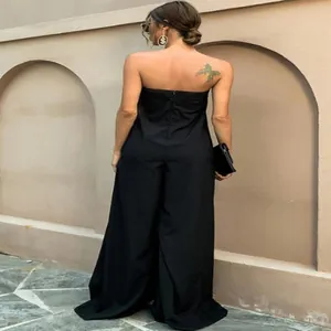 Vue arrière élégante d'une combinaison noire sans bretelles chic avec jambes larges