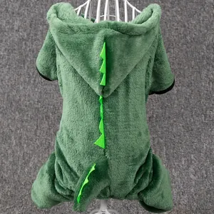 Detalle de las púas traseras de un disfraz de dinosaurio para mascota en felpa verde