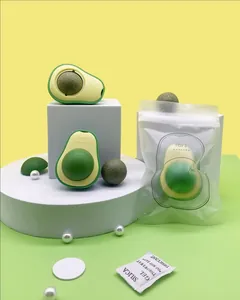 Vue détaillée du jouet pour chat avocat avec une boule d'herbe à chat rotative