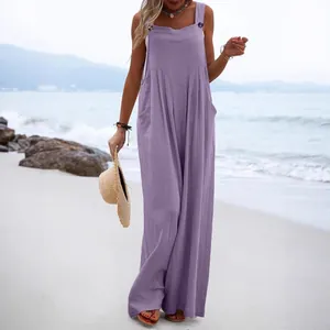 Mono de verano sin mangas de pierna ancha en color púrpura lavanda en la playa soleada.