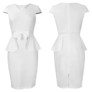 Vorder- und Rückansicht eines weißen Peplum-Bleistiftkleids mit einer Taillenschleife