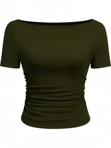 Detailweergave van donkergroene geribbelde top met slankere tailleplooien.
