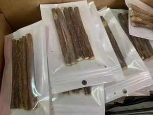 Bastoncini naturali di matatabi per gatti confezionati in sacchetti di plastica trasparenti