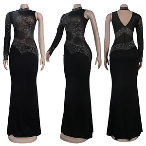 Vestido negro sexy de malla con pedrería, una manga, detalles de frente y espalda.