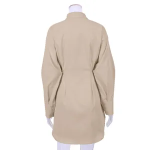 Achteraanzicht van een kaki Franse overhemdjurk met lange mouwen en een slanke taille