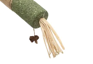 Dettaglio ravvicinato del giocattolo per gatti con erba gatta naturale e nappa fibrosa.
