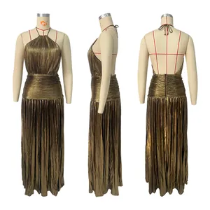 Detailansicht eines metallisch goldenen Maxikleides mit Neckholder und Plissee
