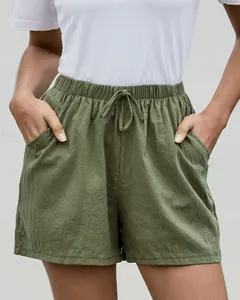 Vista detallada de los pantalones cortos de lino verde oliva con cintura de cordón para mujer.