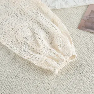 Dettaglio ravvicinato della manica a lanterna in pizzo jacquard bianco con polsino