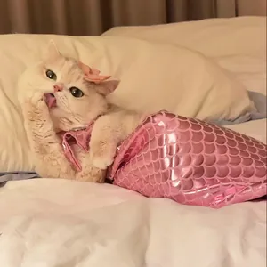 Divertido disfraz de sirena rosa para gatos con cola de escamas y lazo