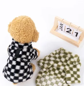 Detailansicht von schwarz-grünen Fleece-Hunde-Hoodies mit Schachbrettmuster-Print.