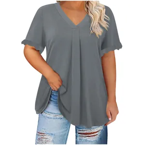 Primer plano del escote en V y los detalles de las mangas con volantes de un top gris casual.