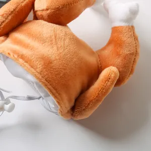 Vue détaillée de la peluche douce et du cordon de serrage réglable sur le chapeau dinde