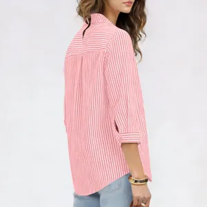 Vista posteriore di una camicia a righe rosa e bianche da donna con maniche a tre quarti.