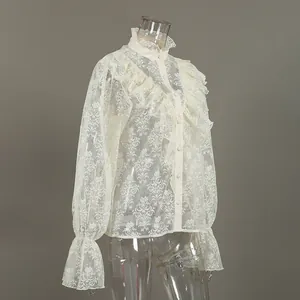 Detailansicht der eleganten cremefarbenen Jacquard-Spitzenbluse mit Rüschen und Ärmeln