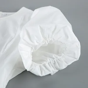 Close-up van elegante witte pofmouw met elastisch geplooid manchet op een geweven shirt