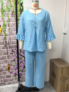 Présentation sur mannequin d'un ensemble deux pièces bleu clair avec volants pour femme