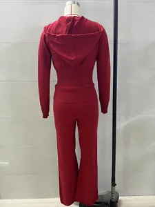 Vista posteriore di un completo in maglia rossa con top con cappuccio e pantaloni a gamba larga