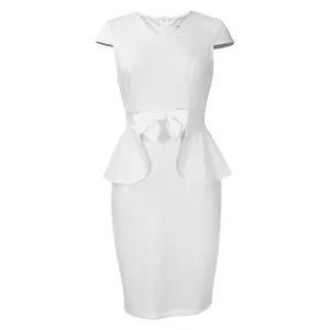 Detailansicht eines weißen Schößchen-Bleistiftkleids mit eleganter Taillenschleife.