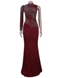 Vestido largo ajustado burdeos con adornos de pedrería y detalles de malla