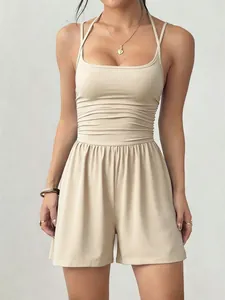 Detail van een chique beige zomerse halter romper met gerimpelde taille en shorts