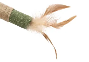 Dettaglio macro del bastoncino d'erba gatta per gatti con piume e corda di canapa.