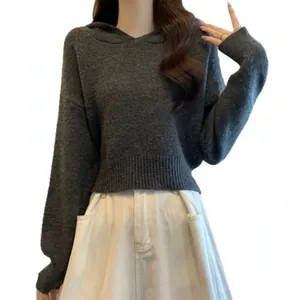 Pull à capuche court en maille gris anthracite pour femme avec coupe décontractée