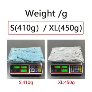 Bilancia digitale che mostra il peso delle taglie S e XL per il set di giacche