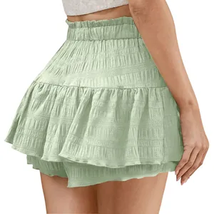 Vista posteriore dettagliata di una gonna pantalone verde chiaro a balze per l'estate