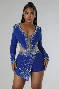 Elegante tuta blu reale con inserti in rete, strass brillanti e perle decorative