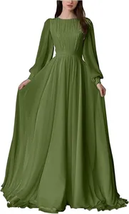 Dettaglio di un elegante abito lungo verde oliva con maniche a lanterna e corpetto a pieghe