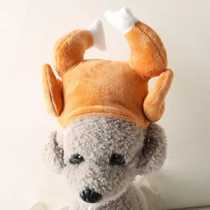 Détail du chapeau de dinde en peluche drôle pour Thanksgiving avec cuisses de poulet