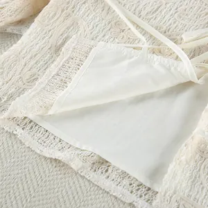 Dettaglio ravvicinato del tessuto in pizzo jacquard bianco e fodera interna