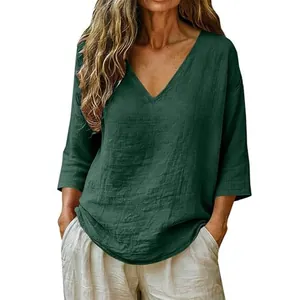 Detalle de blusa holgada de lino verde oscuro con cuello en V para mujer, ideal para el verano