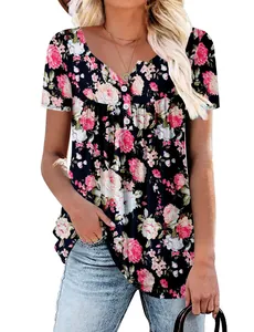 Elegante blusa de talla grande con manga corta, estampado floral y escote con botones