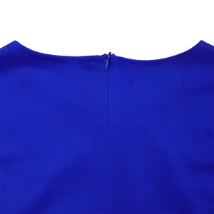 Nahaufnahme des verdeckten Rückenreißverschlusses und Ausschnitts des blauen Kleids