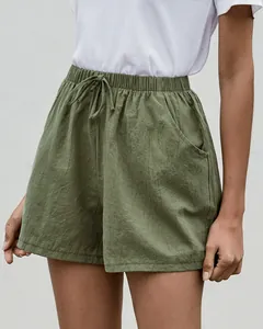 Vista detallada de pantalones cortos de lino verde oliva con cintura elástica con cordón