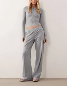 Elegante completo lounge grigio due pezzi con felpa con cappuccio e pantaloni larghi