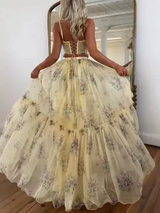 Elegante completo due pezzi in chiffon floreale giallo con schiena stringata chic.