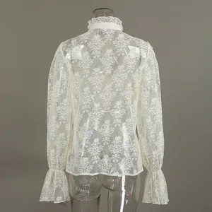 Rückansicht der eleganten weißen Spitzenbluse mit Rüschenkragen und Trompetenärmeln.