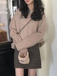 Vue rapprochée d'un pull en maille beige confortable porté par un mannequin de mode
