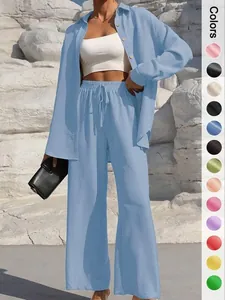 Detailansicht eines eleganten hellblauen langärmeligen Hemdes und einer passenden weiten Hose