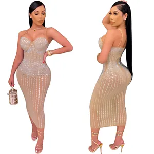 Dettaglio di un abito midi bodycon trasparente con strisce verticali di strass e spalline.