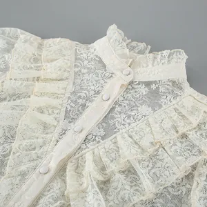 Detailaufnahme eines Vintage-Spitzenhemds mit Rüschen und Stehkragen im French Style