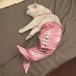 Divertido disfraz de sirena rosa para gatos con escamas brillantes