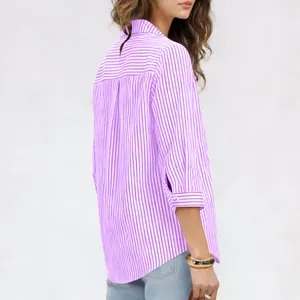 Vista posteriore dettagliata di una camicia a righe viola da donna con maniche a tre quarti