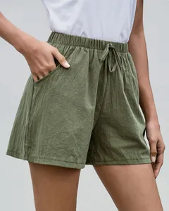 Detalle de pantalones cortos de lino verde oliva de línea A con cordón y bolsillos