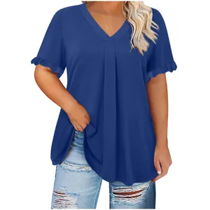 Vista detallada del diseño de mangas con volantes y cuello en V en un top casual azul.